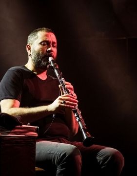 A picture of Hüsnü Senlendirici playing the clarinet