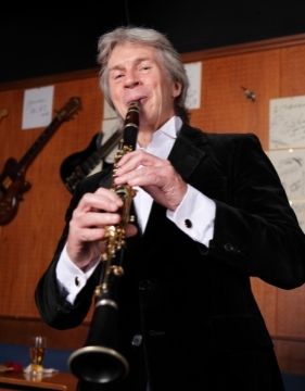 Richard Stoltzman playing the clarinet