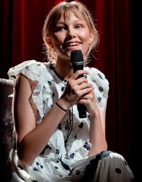 A picture of singer and ukulele player Grace Vanderwaal