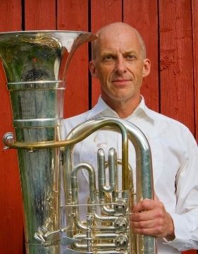 A photo of tuba player Øystein Baadsvik holding his tuba