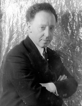 Black and white photo of pianist Arthur Rubinstein