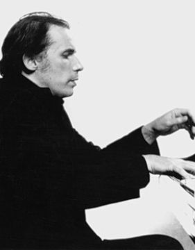 Photo Glenn Gould playing the piano