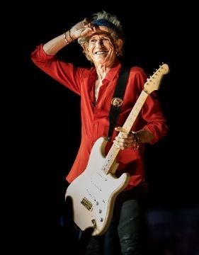 Photo of guitarist Keith Richards on stage.