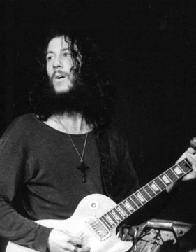 Black and white photo of guitarist Peter Green
