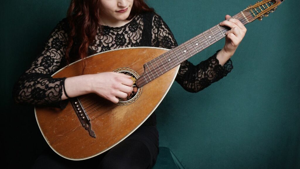 A woman plucking a lute