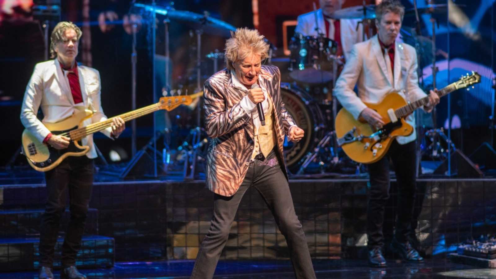 HOLLYWOOD, FLORIDA - FEBRUARY 13, 2023: Rod Stewart performs on stage at the Hard Rock Live.